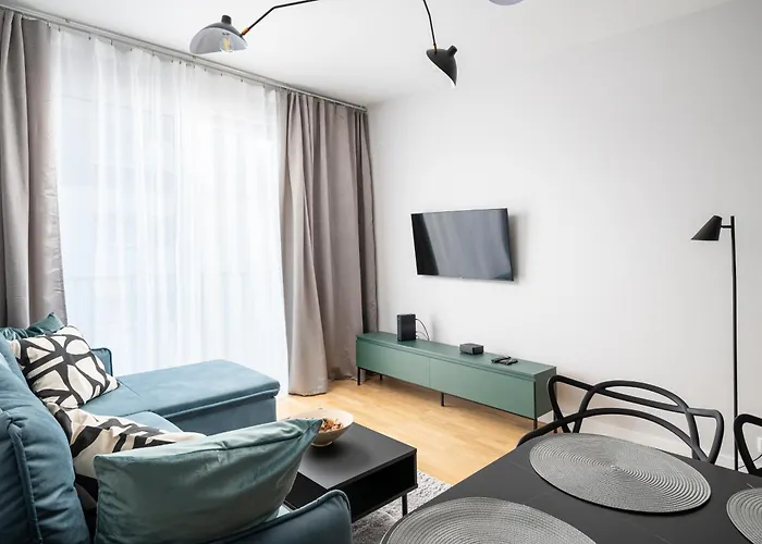 Metro Mlynow Homely Apartment