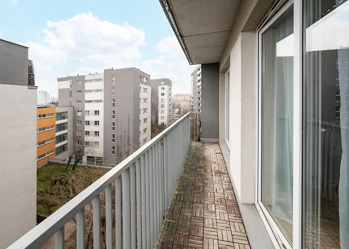 Metro Mlynow Homely Apartment